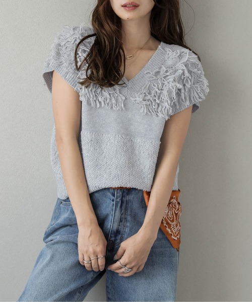 AMELY（エミリー）の「Vネックニットベスト（ベスト・レディース・アイボリー/ブラック/モカ/グレー・フリー）」の3枚目の写真