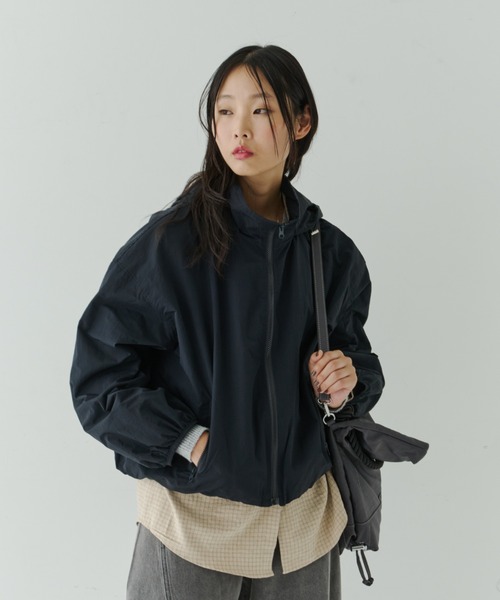 NUJOH（ヌゾ）の「Lightweight Utility Hooded Zip Blouson / ライトウェイトユーティリティジップブルゾン（ブルゾン・レディース・ネイビー/クリーム・FREE）」の2枚目の写真
