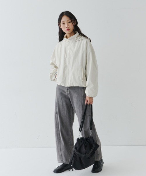 NUJOH（ヌゾ）の「Lightweight Utility Hooded Zip Blouson / ライトウェイトユーティリティジップブルゾン（ブルゾン・レディース・ネイビー/クリーム・FREE）」の14枚目の写真