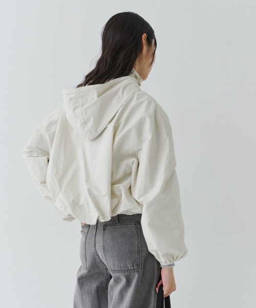 NUJOH（ヌゾ）の「Lightweight Utility Hooded Zip Blouson / ライトウェイトユーティリティジップブルゾン（ブルゾン・レディース・ネイビー/クリーム・FREE）」の12枚目の写真