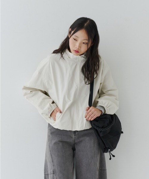 NUJOH（ヌゾ）の「Lightweight Utility Hooded Zip Blouson / ライトウェイトユーティリティジップブルゾン（ブルゾン・レディース・ネイビー/クリーム・FREE）」の21枚目の写真