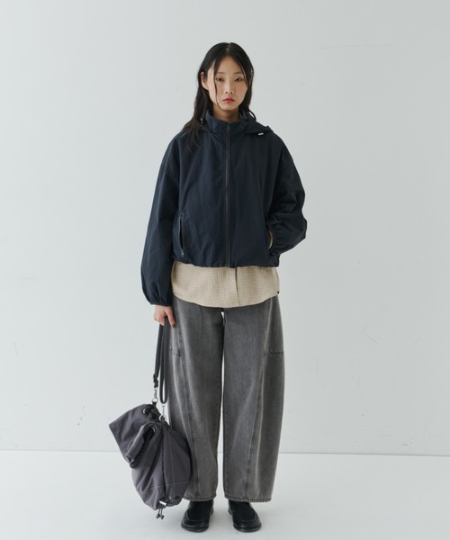 NUJOH（ヌゾ）の「Lightweight Utility Hooded Zip Blouson / ライトウェイトユーティリティジップブルゾン（ブルゾン・レディース・ネイビー/クリーム・FREE）」の9枚目の写真