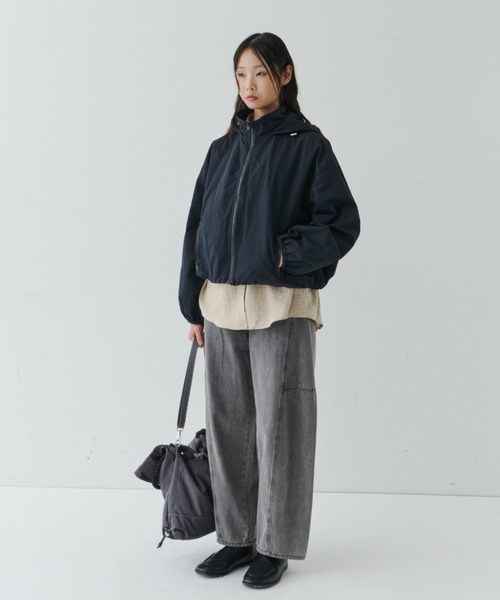NUJOH（ヌゾ）の「Lightweight Utility Hooded Zip Blouson / ライトウェイトユーティリティジップブルゾン（ブルゾン・レディース・ネイビー/クリーム・FREE）」の7枚目の写真