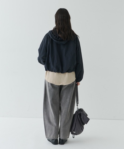 NUJOH（ヌゾ）の「Lightweight Utility Hooded Zip Blouson / ライトウェイトユーティリティジップブルゾン（ブルゾン・レディース・ネイビー/クリーム・FREE）」の10枚目の写真