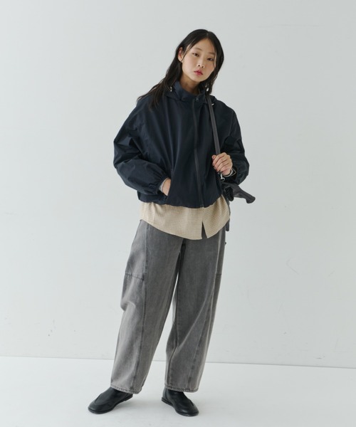 NUJOH（ヌゾ）の「Lightweight Utility Hooded Zip Blouson / ライトウェイトユーティリティジップブルゾン（ブルゾン・レディース・ネイビー/クリーム・FREE）」の5枚目の写真