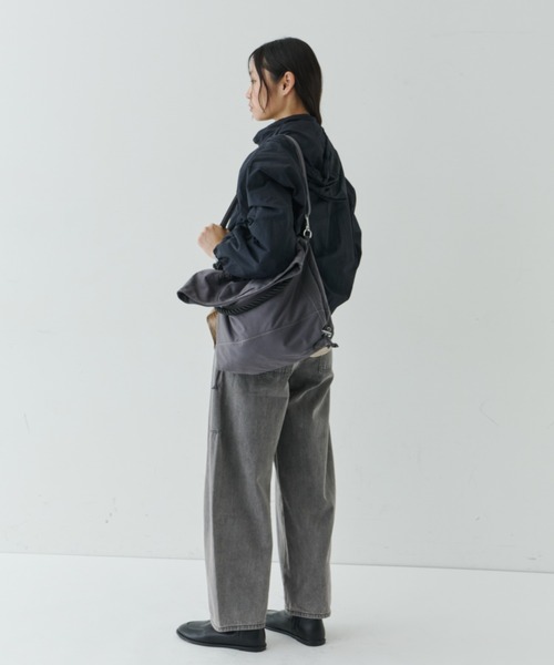 NUJOH（ヌゾ）の「Lightweight Utility Hooded Zip Blouson / ライトウェイトユーティリティジップブルゾン（ブルゾン・レディース・ネイビー/クリーム・FREE）」の6枚目の写真