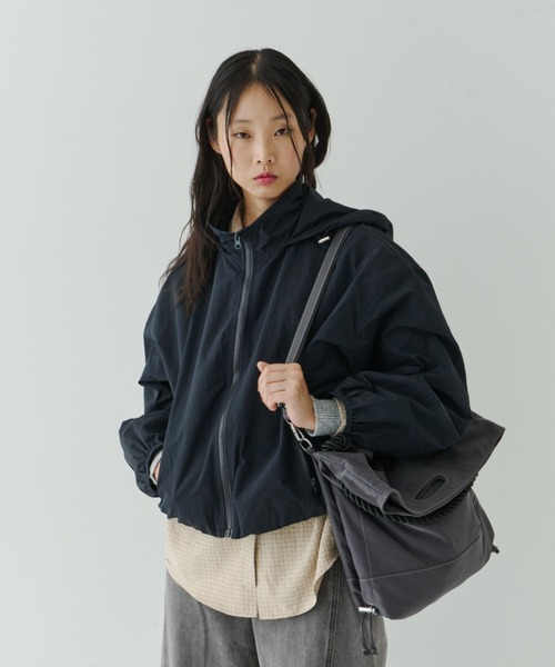 NUJOH（ヌゾ）の「Lightweight Utility Hooded Zip Blouson / ライトウェイトユーティリティジップブルゾン（ブルゾン・レディース・ネイビー/クリーム・FREE）」の19枚目の写真