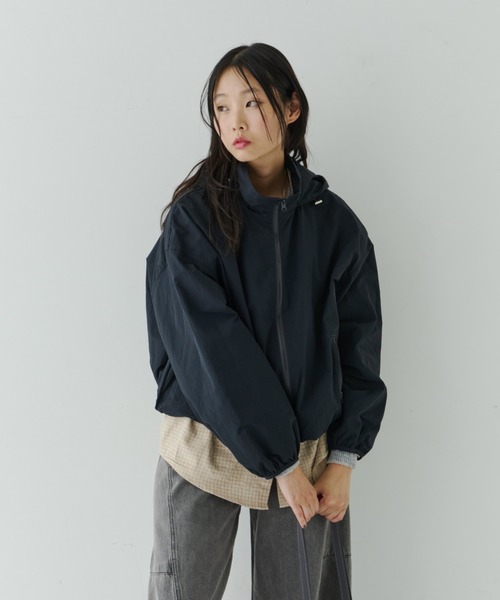 NUJOH（ヌゾ）の「Lightweight Utility Hooded Zip Blouson / ライトウェイトユーティリティジップブルゾン（ブルゾン・レディース・ネイビー/クリーム・FREE）」の18枚目の写真