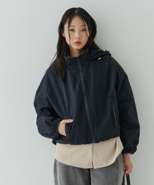 NUJOH（ヌゾ）の「Lightweight Utility Hooded Zip Blouson / ライトウェイトユーティリティジップブルゾン（ブルゾン・レディース・ネイビー/クリーム・FREE）」の4枚目の写真