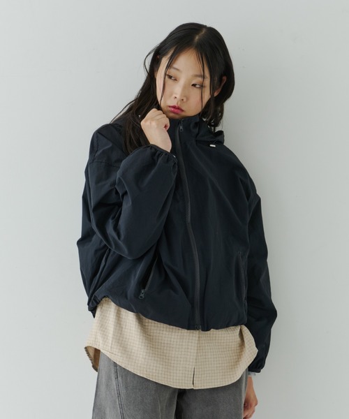 NUJOH（ヌゾ）の「Lightweight Utility Hooded Zip Blouson / ライトウェイトユーティリティジップブルゾン（ブルゾン・レディース・ネイビー/クリーム・FREE）」の3枚目の写真