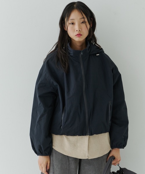 NUJOH（ヌゾ）の「Lightweight Utility Hooded Zip Blouson / ライトウェイトユーティリティジップブルゾン（ブルゾン・レディース・ネイビー/クリーム・FREE）」の13枚目の写真