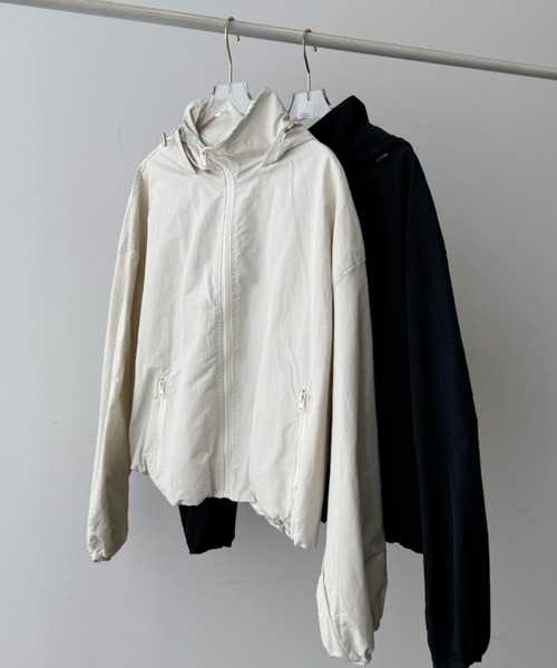 NUJOH（ヌゾ）の「Lightweight Utility Hooded Zip Blouson / ライトウェイトユーティリティジップブルゾン（ブルゾン・レディース・ネイビー/クリーム・FREE）」の8枚目の写真