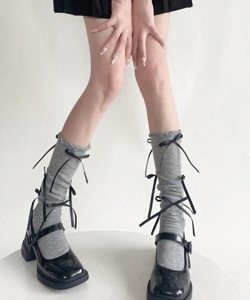 Vini(ヴィニ)の「【Vini】バレエコア リボンハイソックス(ソックス/靴下・レディース・グレー/ブラック/ホワイト・FREE)」の3枚目の写真