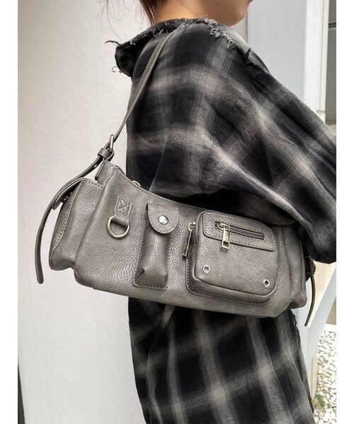 MURUA（ムルーア）の「マルチポケットショルダーバッグ（ショルダーバッグ・レディース・ブラック/グレー・FREE）」の10枚目の写真