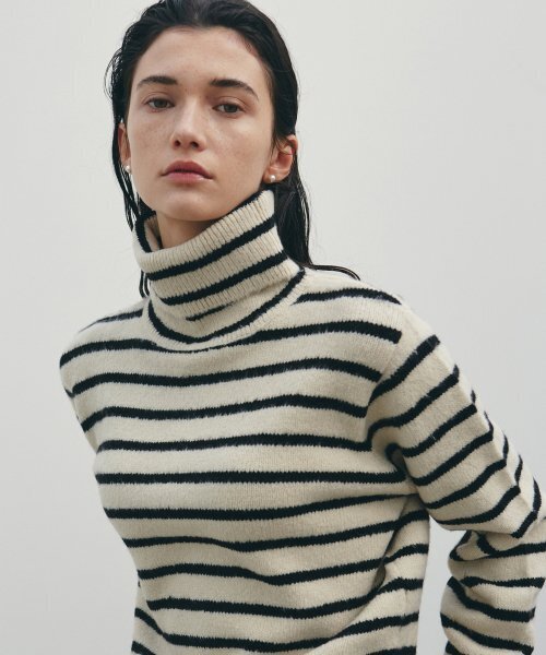 NICK&NICOLE(ニックアンドニコール)の「STRIPE TURTLENECK SWEATER_LIGHT BEIGE(ニット/セーター・レディース・その他・FREE)」の2枚目の写真