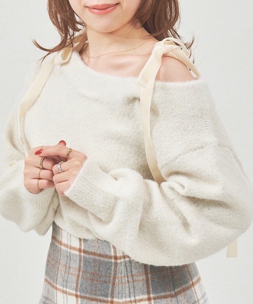 31 Sons de mode（トランテアン　ソン　ドゥ　モード）の「2025秋冬新作 ベロア肩リボンふわふわニット（ニット/セーター・レディース・ブルー/アイボリー/ブラウン/レッド・ﾌﾘ-）」の2枚目の写真