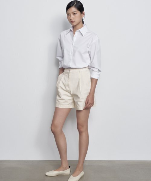 MUSINSA STANDARD WOMAN（ムシンサスタンダードウーマン）の「ウィメンズツーピンタックワイドチノショーツ[クリーム]（その他パンツ・レディース・その他・30/24/25/26/27/28/29）」の2枚目の写真