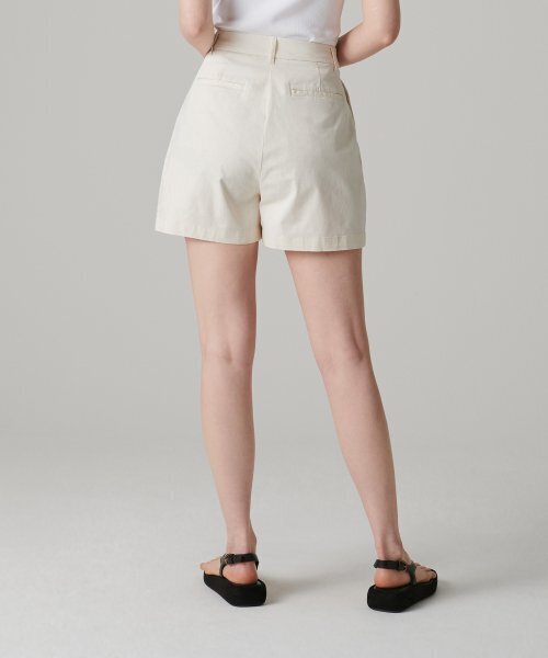 MUSINSA STANDARD WOMAN（ムシンサスタンダードウーマン）の「ウィメンズツーピンタックワイドチノショーツ[クリーム]（その他パンツ・レディース・その他・30/24/25/26/27/28/29）」の6枚目の写真