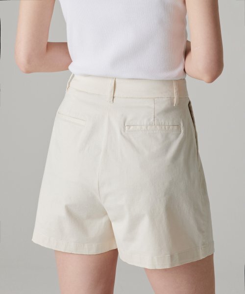 MUSINSA STANDARD WOMAN（ムシンサスタンダードウーマン）の「ウィメンズツーピンタックワイドチノショーツ[クリーム]（その他パンツ・レディース・その他・30/24/25/26/27/28/29）」の9枚目の写真