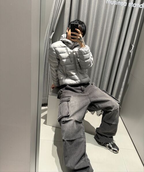 MUSINSA STANDARD（ムシンサスタンダード）の「デニムパラシュートカーゴパンツ [ウォッシュドブラック]（デニムパンツ・メンズ・その他・40/38/42/36/34/28/29/32/30/31/33/26/27）」の13枚目の写真