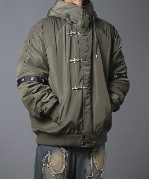 NYLAUS(ナイラス)の「【NYS】ファイヤーマンバックル N-2B フライトジャケット ブルゾン ファイヤーマンジャケット(ダウンジャケット/コート・メンズ・カーキ/ブラック・L/M)」の2枚目の写真