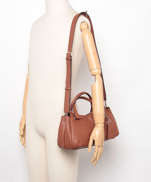 EVIE Triple Compartment Satchel ハンドバッグ | GUESS(ゲス) JAPAN