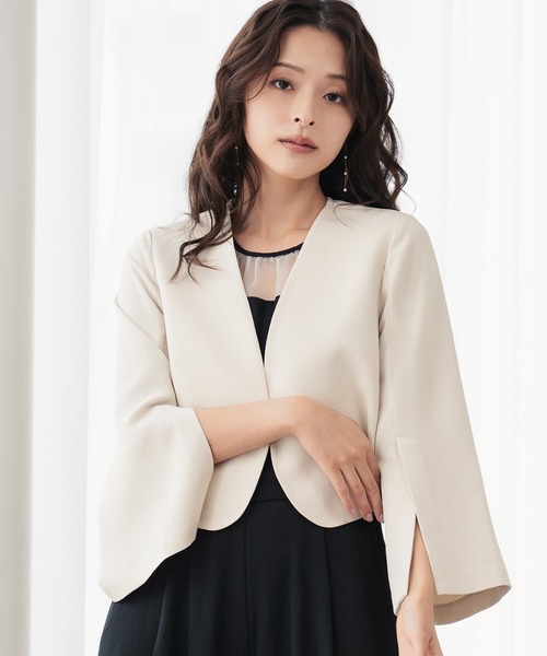 Flolia（フロリア）の「スリットスリーブノーカラージャケット ボレロ ショート丈 結婚式 オケージョン フォーマル セレモニー 卒業式 卒園式 入学式 入園式【洗える】《着用動画あり》（ノーカラージャケット・レディース・ブラック/ベージュ・2L/S/M/L/4L/3L）」の2枚目の写真