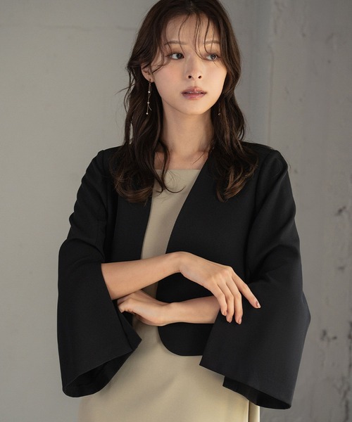 Flolia（フロリア）の「スリットスリーブノーカラージャケット ボレロ ショート丈 結婚式 オケージョン フォーマル セレモニー 卒業式 卒園式 入学式 入園式【洗える】《着用動画あり》（ノーカラージャケット・レディース・ブラック/ベージュ・2L/S/M/L/4L/3L）」の6枚目の写真