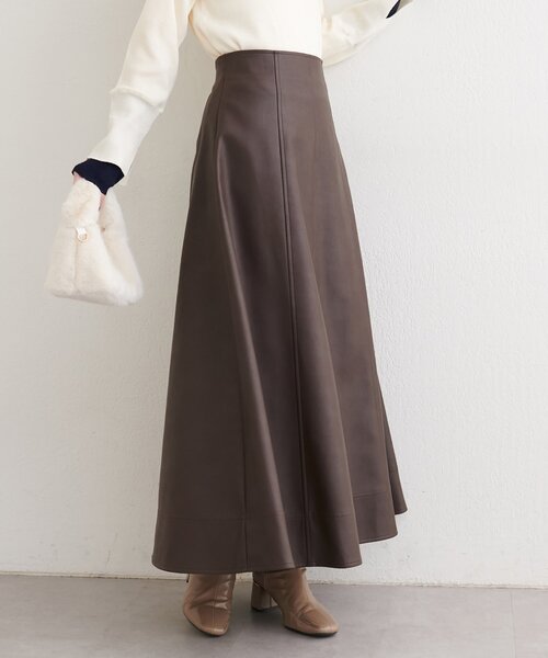 natural couture(ナチュラルクチュール)の「フェイクレザーフレアスカート(スカート・レディース・ネイビー/ブラウン/オフホワイト・FREE)」の6枚目の写真