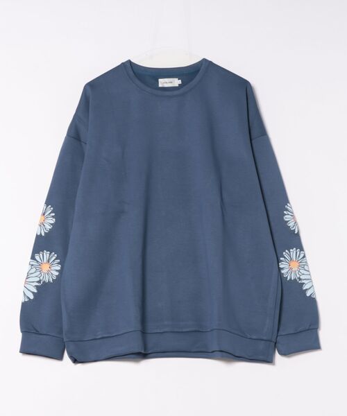 ATELANE(アテレーン)の「/ATELANE/袖フラワー刺繍P/O(スウェット・メンズ・ブルー/ホワイト/ブラック・LARGE/MEDIUM)」の1枚目の写真