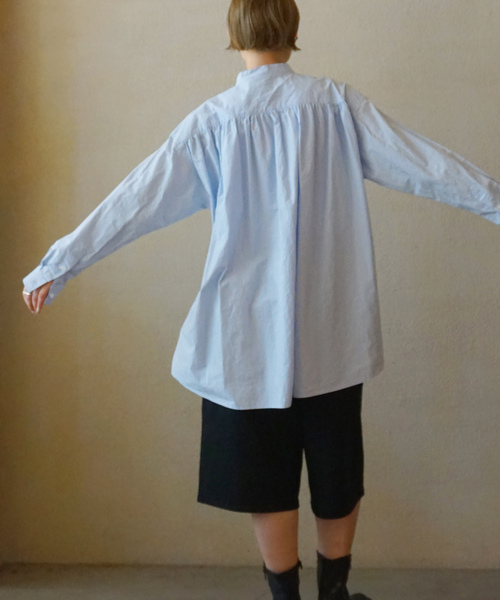 JOURNAL STANDARD LUXE（ジャーナルスタンダード　ラックス）の「60コットン スタンドカラーギャザーシャツ（シャツ/ブラウス・レディース・ブラック/サックスブルー/ホワイト・FREE）」の3枚目の写真