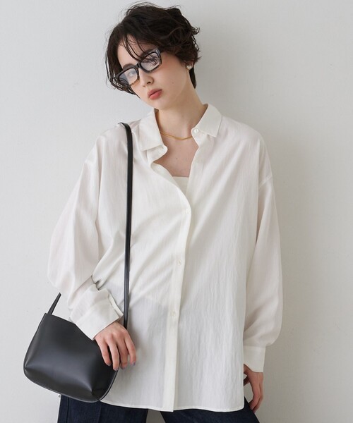 EMMA ROUGE VIF(エマルージュヴィフ)の「【一部店舗限定】アシンメトリー変形2WAYシャツ(シャツ/ブラウス・レディース・オフホワイト/ストライプ・フリー)」の2枚目の写真