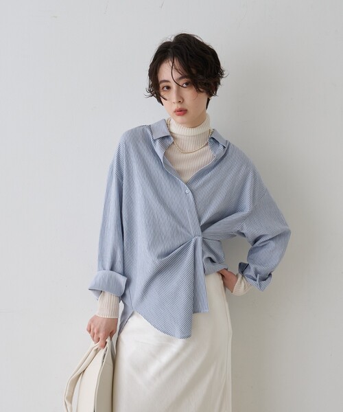 EMMA ROUGE VIF(エマルージュヴィフ)の「【一部店舗限定】アシンメトリー変形2WAYシャツ(シャツ/ブラウス・レディース・オフホワイト/ストライプ・フリー)」の3枚目の写真