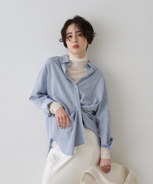 EMMA ROUGE VIF(エマルージュヴィフ)の「【一部店舗限定】アシンメトリー変形2WAYシャツ(シャツ/ブラウス・レディース・オフホワイト/ストライプ・フリー)」の4枚目の写真