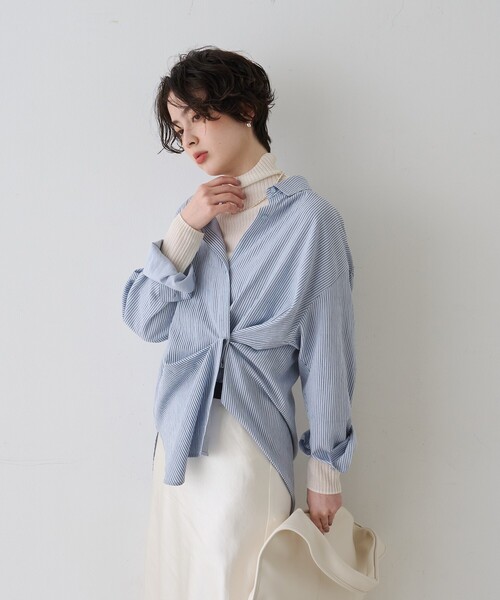 EMMA ROUGE VIF(エマルージュヴィフ)の「【一部店舗限定】アシンメトリー変形2WAYシャツ(シャツ/ブラウス・レディース・オフホワイト/ストライプ・フリー)」の5枚目の写真