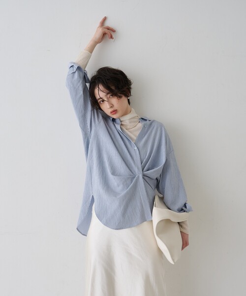 EMMA ROUGE VIF(エマルージュヴィフ)の「【一部店舗限定】アシンメトリー変形2WAYシャツ(シャツ/ブラウス・レディース・オフホワイト/ストライプ・フリー)」の8枚目の写真