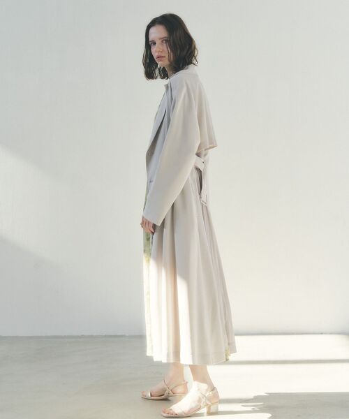 YECCA VECCA（イェッカヴェッカ）の「【UVカット/花粉ガード】素材MIXトレンチコート（トレンチコート・レディース・ベージュ/グレイッシュベージュ/ライトブルー/ネイビー・FREE）」の12枚目の写真