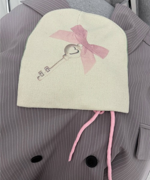 Never mind the XU / Chikashitsu+(ネバーマインド ザ エックスユー / チカシツプラス)の「【Nerd out XU】baby goat ribbon beanie / 【ナードアウトエックスユー】ベイビーゴートリボンビーニー <着用動画あり>(ニットキャップ/ビーニー・レディース・ベージュ・ONE SIZE)」の1枚目の写真