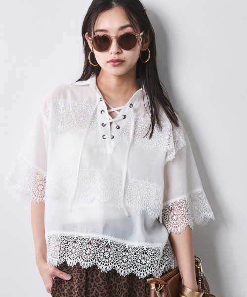 CHIC STYLE(シックスタイル)の「レースアップレースブラウス<大きいサイズ有>シックスタイル(シャツ/ブラウス・レディース・ブラック/オフホワイト・M/L/LL/3L/4L/5L)」の2枚目の写真