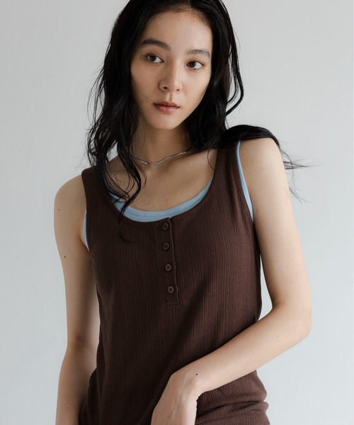 LOWRYS FARM(ローリーズファーム)の「ヘンリーレイヤードタンク 638381(タンクトップ・レディース・ブラック/グレー/レッド/アイボリー/ブラウン・FREE)」の1枚目の写真