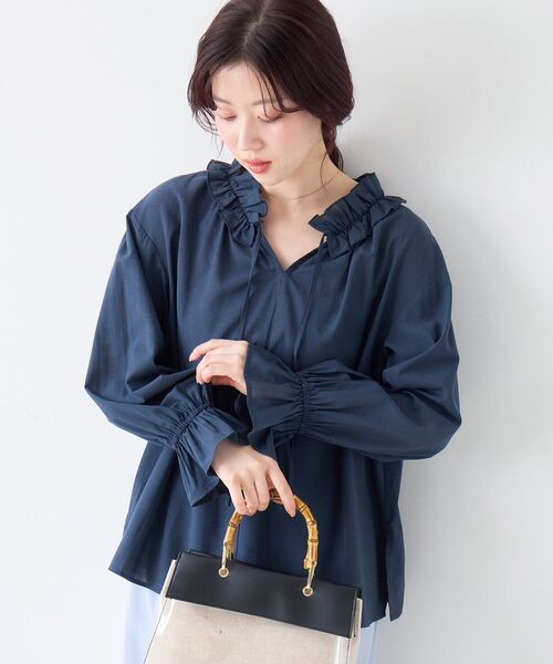 le.coeur blanc（ルクールブラン）の「シアーフリルネックブラウス（シャツ/ブラウス・レディース・ネイビー/イエロー/オフホワイト・38）」の2枚目の写真