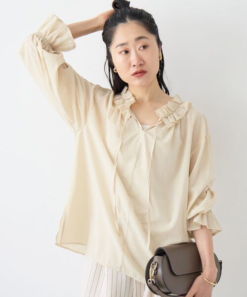 le.coeur blanc（ルクールブラン）の「シアーフリルネックブラウス（シャツ/ブラウス・レディース・ネイビー/イエロー/オフホワイト・38）」の5枚目の写真