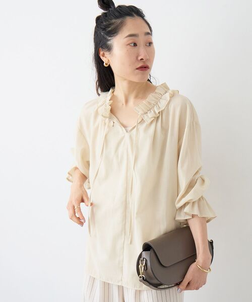 le.coeur blanc（ルクールブラン）の「シアーフリルネックブラウス（シャツ/ブラウス・レディース・ネイビー/イエロー/オフホワイト・38）」の6枚目の写真