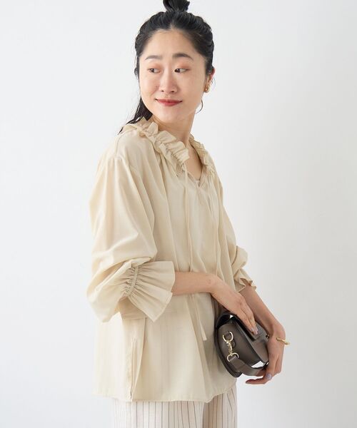 le.coeur blanc（ルクールブラン）の「シアーフリルネックブラウス（シャツ/ブラウス・レディース・ネイビー/イエロー/オフホワイト・38）」の7枚目の写真