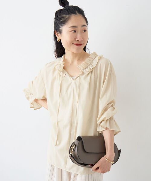 le.coeur blanc（ルクールブラン）の「シアーフリルネックブラウス（シャツ/ブラウス・レディース・ネイビー/イエロー/オフホワイト・38）」の9枚目の写真