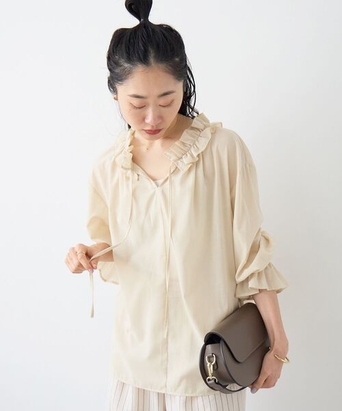 le.coeur blanc（ルクールブラン）の「シアーフリルネックブラウス（シャツ/ブラウス・レディース・ネイビー/イエロー/オフホワイト・38）」の10枚目の写真