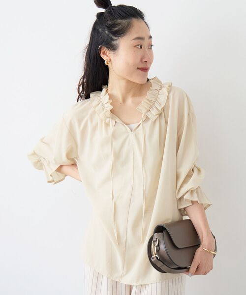 le.coeur blanc（ルクールブラン）の「シアーフリルネックブラウス（シャツ/ブラウス・レディース・ネイビー/イエロー/オフホワイト・38）」の11枚目の写真