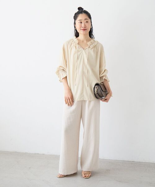 le.coeur blanc（ルクールブラン）の「シアーフリルネックブラウス（シャツ/ブラウス・レディース・ネイビー/イエロー/オフホワイト・38）」の12枚目の写真