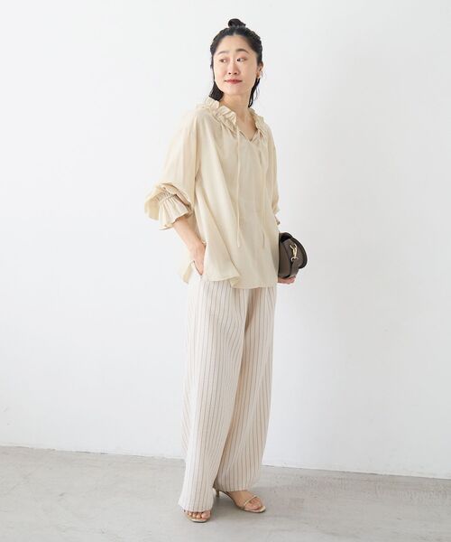 le.coeur blanc（ルクールブラン）の「シアーフリルネックブラウス（シャツ/ブラウス・レディース・ネイビー/イエロー/オフホワイト・38）」の13枚目の写真