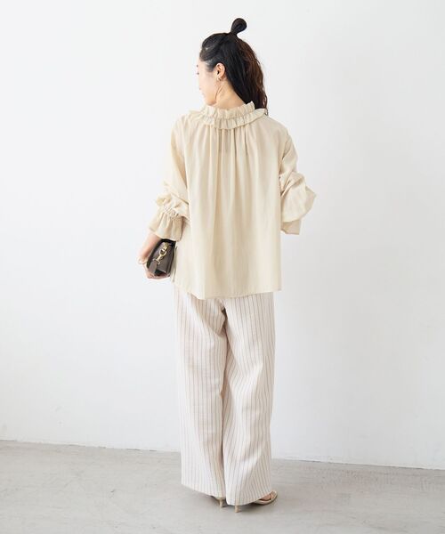 le.coeur blanc（ルクールブラン）の「シアーフリルネックブラウス（シャツ/ブラウス・レディース・ネイビー/イエロー/オフホワイト・38）」の14枚目の写真